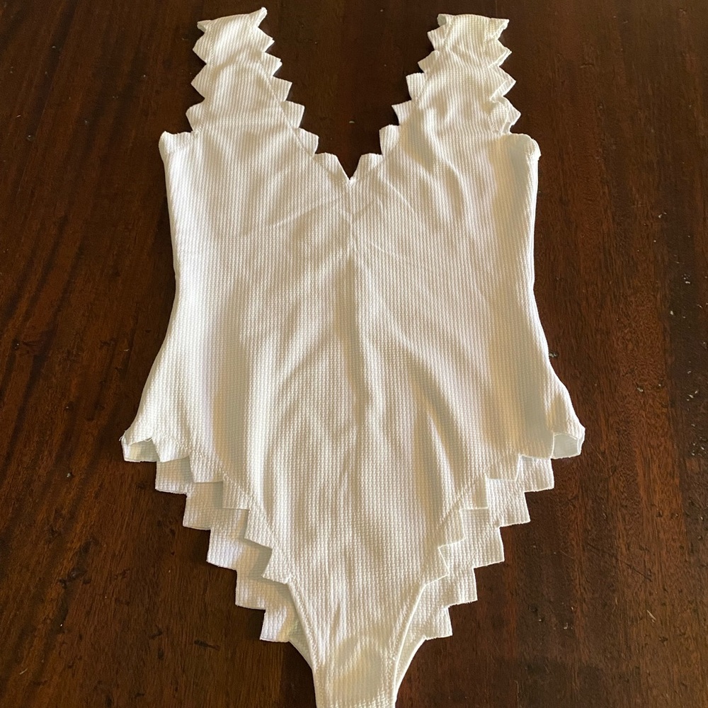 Marysia Maillot zigzag white v neck one piece sz Medium